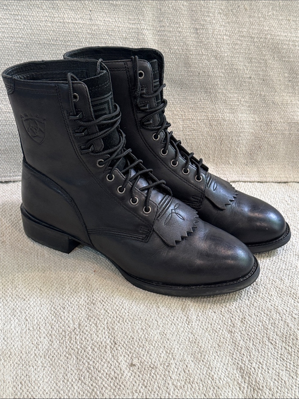 Ariat Men's size 9 wide Black laced Leather heritage kiltie Boots style 32501